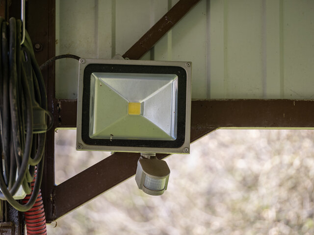 屋外に設置したLED投光器・防犯灯