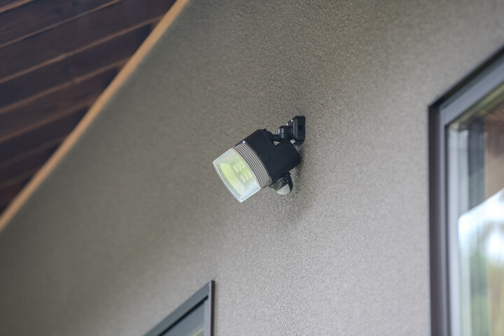 建物の外壁に取り付けた人感センサー照明