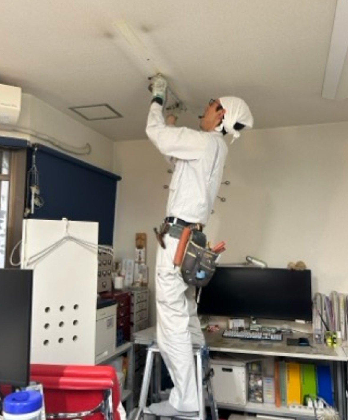 作業中の代表取締役 田中 信吾
